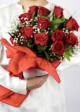 11 Kırmızı Gül İle Çiçek Buketi