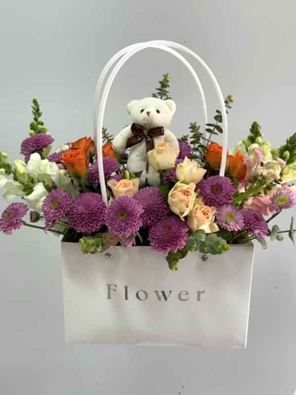 Beyaz Çantada Çiçek Aranjmanı