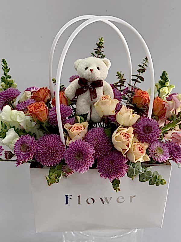 Beyaz Çantada Çiçek Aranjmanı