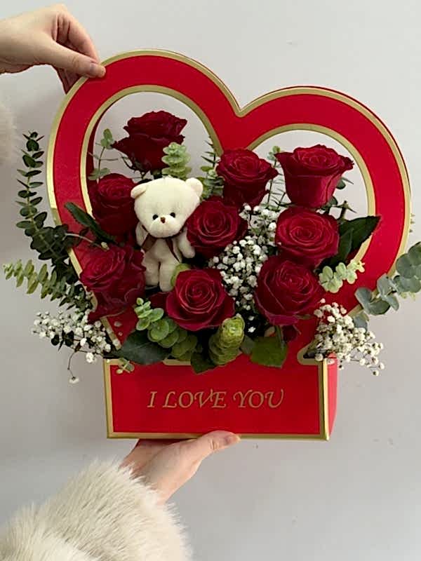 Kalp Kutuda Kırmızı Güller
