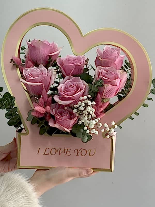 Kalp Kutuda Pembe Güller