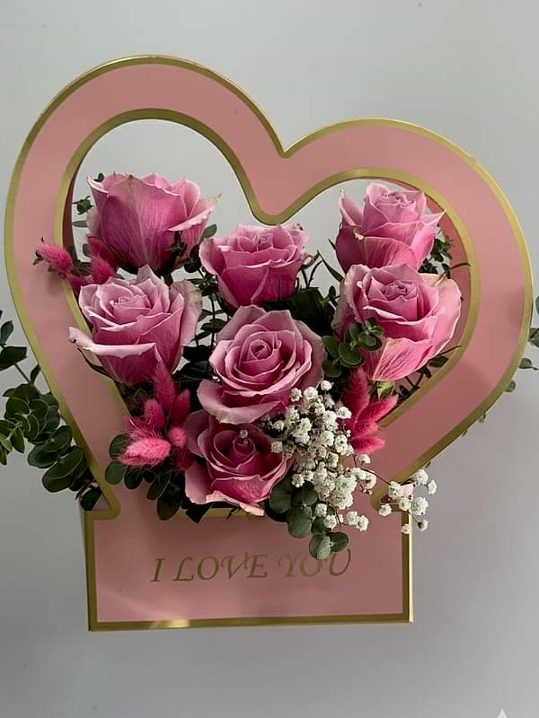 Kalp Kutuda Pembe Güller