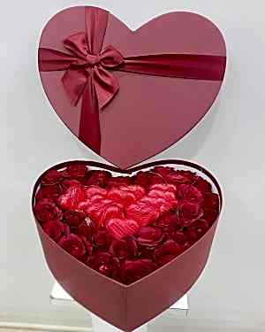 Kutuda 41 Gül & 12 Kalp Çikolata