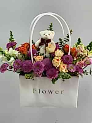 Beyaz Çantada Çiçek Aranjmanı