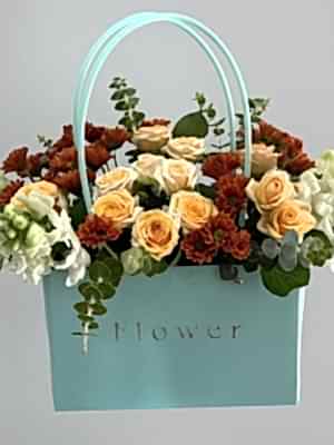 Çantada Çiçek Aranjmanı
