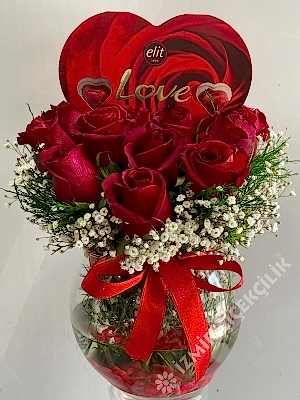 Vazoda 11 Kırmızı Gül ve Çikolata