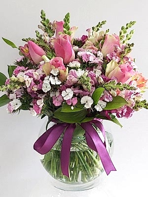 Vazoda İthal Güller ve Kır Çiçekleri