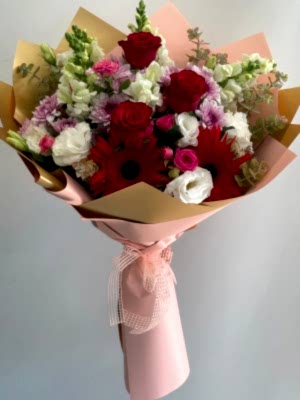 Gül ve Mevsim Çiçekleri Buketi