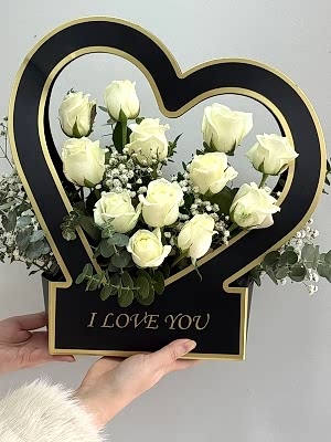 Kalp Kutuda Beyaz Güller