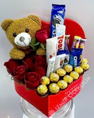 Kırmızı Kalp Kutuda Güller ve Çikolatalar