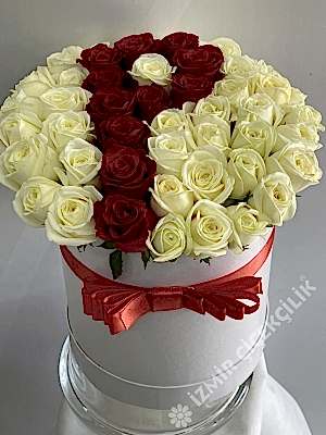 Kutuda İthal Beyaz Kırmızı Harfli Güller