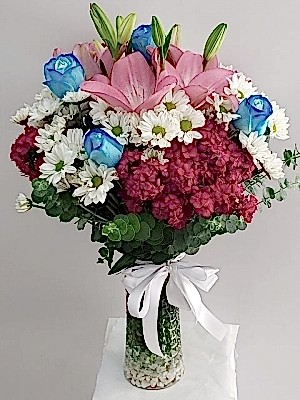 Vazoda Mavi Güller Papatyalar