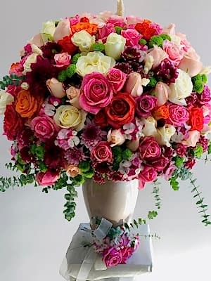 Vazoda Özel Renkli Gül Aranjmanı